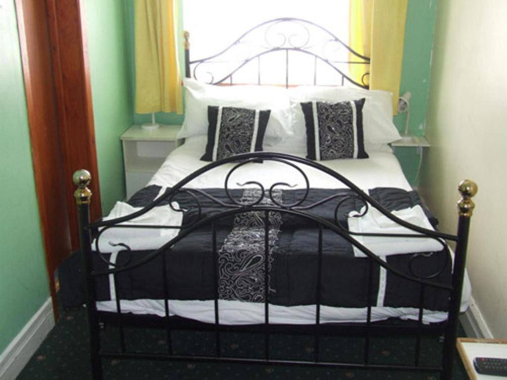 Guest room at The Woodfield Hotel, Blackpool - photo 3