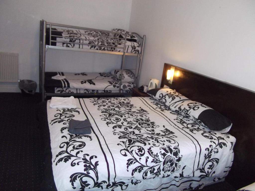 Guest room at The Woodfield Hotel, Blackpool - photo 2